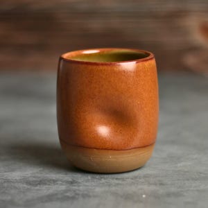 Handgjord tumkopp i keramik - Tummen indragen vin- eller kaffekopp att ta med - Unik present - Keramisk tumglas - Tekopp