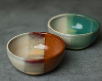 手作りの陶器製ラメキン、醤油皿または調味料入れ、小鉢