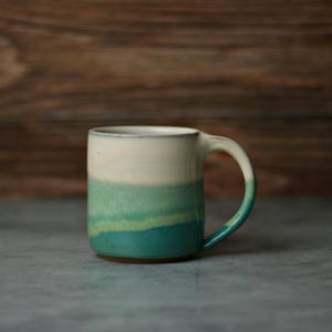 Taza de cerámica hecha a mano, blanca y verde azulado, taza de café y té de cerámica