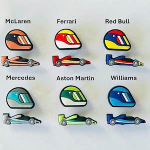 Könnte beinhalten: Ein Set mit 10 bunten Rennwagen-Helm- und Auto-Anhängern. Die Anhänger zeigen die Logos beliebter Formel-1-Teams, darunter McLaren, Ferrari, Red Bull, Mercedes, Aston Martin und Williams.