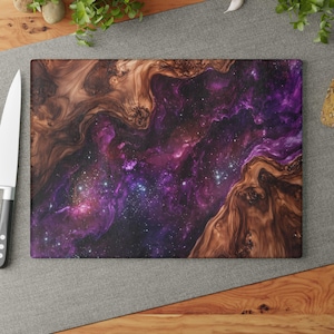 Puede incluir: Una tabla de cortar de color morado y marrón con un diseño de galaxia. La tabla tiene un patrón de veta de madera y un diseño de galaxia con estrellas y nebulosas.