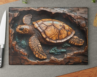 Può includere: Un tagliere in legno con un design di tartaruga marina intagliato. La tartaruga è realizzata in legno con uno schema di colori marrone e beige. La tartaruga è circondata da una cornice in legno intagliata.