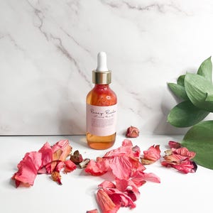 4 ounce Hand mixed hair oil, Made with homegrown hibiscus, guaranteed to smooth your scalp to roots, promote hair growth, smells delicious. makes a great luxury gift.