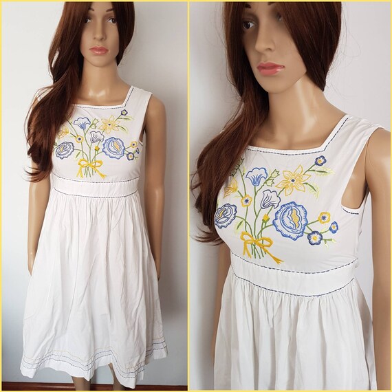 Vintage 70s White India Cotton Embroidered Pinafor