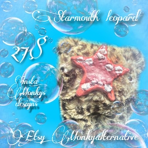 Op de afbeelding: Een knuffel met een luipaardprint en een rode zeester. De achtergrond is lichtblauw met bellen en tekst met de tekst "Starmouth leopard", "278", "Insta Monkeys designs" en "Etsy Monkyalternative".