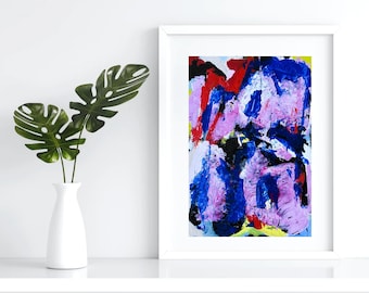 Peut inclure: Impression d'art abstrait dans un cadre blanc. L'œuvre présente des coups de pinceau audacieux de bleu, de rouge, de rose, de noir et de jaune. Un vase blanc avec des feuilles vertes est sur le côté gauche de l'image.