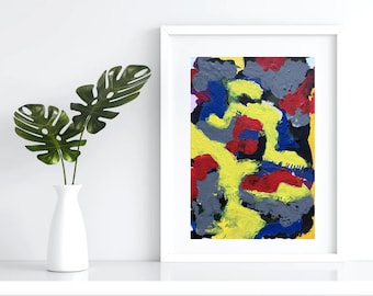 Peut inclure: Impression d'art abstrait dans un cadre blanc. L'œuvre présente des coups de pinceau audacieux de jaune, de rouge, de gris, de bleu et de noir. Un vase blanc avec des feuilles vertes se trouve à gauche de l'art encadré, créant une esthétique moderne.