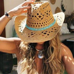 Türkiser Boho Strohhut nach Maß, Braut Cowboy Hut, Accessoires Geschenk für Sie, Geburtstag & individuelle personalisierte Geschenke bykekugi