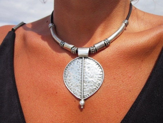 short necklace, chic necklace, chic jewelry, tribal necklace, silver necklace, beaded necklaces,silver jewelry, pendant necklace, chokers