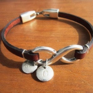 Pulseira personalizada com iniciais em couro e contas prateadas • Joias boho feitas à mão • Presente de aniversário ou joia personalizada para ela