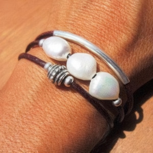 Perlen-Leder-Armband Geschenke • Silber benutzerdefinierte Armband • Personalisierter handgemachter Schmuck Geschenk für Sie von Kekugi Boho-Schmuck