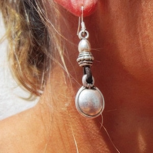 Pendientes de plata con cuentas colgantes • Regalo de joyería personalizado para ella • Pendientes bohemios con cuentas colgantes • Joyería hecha a mano por kekugi