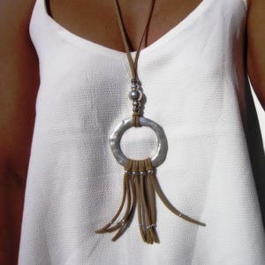 Collar de borlas de cuero con anillo grande, collar de borlas con cuentas, collar de borlas largo, collar de borlas de plata, collar de borlas de joyería boho