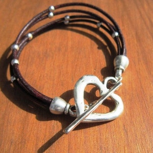 Herz Armband aus Leder und Silber, ein schönes Geschenk, um beste Freunde, Freundinnen zu feiern oder als Trend-Accessoire zu genießen. Handgemacht mit Liebe