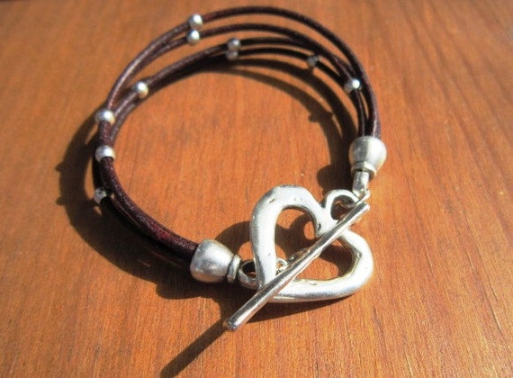 Heart leather and silver bracelet, a nice gift to celebrate best friends, girlfriends or enjoying as a trend accessory. Handmade with love