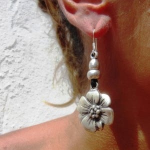 daisy flower charm dangle earrings, Women earrings, drop earrings, leather earrings, sterling silver earrings, stud earrings, Pesonalized