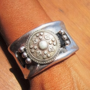 Perlen-Leder-Armband Geschenke • Silber benutzerdefinierte Armband • Personalisierter handgemachter Schmuck Geschenk für Sie von Kekugi Boho-Schmuck