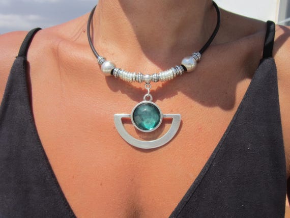 green statement boho chic silver pendant necklace, boho jewelry, bohemian jewelry, boho chic jewelry, leather handmade jewelry