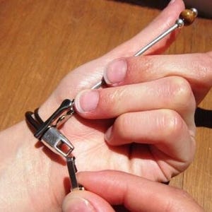 Aide pour bracelet Fermoir, porte-bracelet outil pour attacher un bracelet de perles