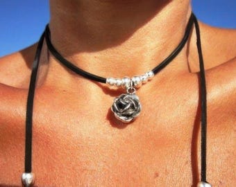 Halsband med silverpärlor och födelseblomma • Långt halsband med tjock charm • Boho smycken • Galentinsk present från Kekugi