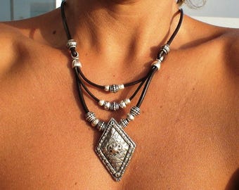 Collar de cuero en capas • Dije bañado en plata, joyería bohemia con cuentas