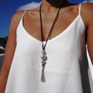 Boho Leder und Silber Perlen Anhänger • Lange Statement Chunky Charm Halskette Geschenk für Sie • Boho Schmuck by kekugi