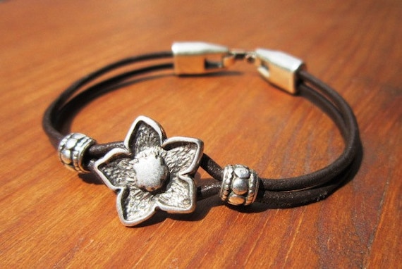 Flower Leather Bracelet for Women Minimalist Silver Jewelry Elegant Minimalism