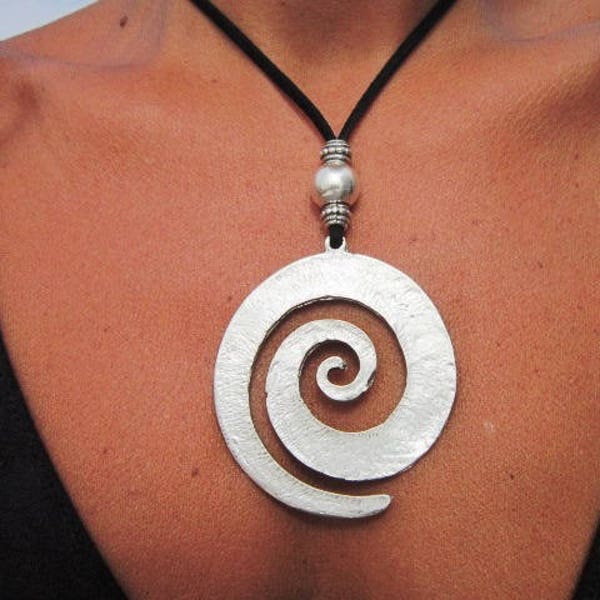 collier pendentif en spirale, spirale argentée, bijoux en argent, bijoux étésy, collier en argent sterling, colliers pour femmes, colliers en argent