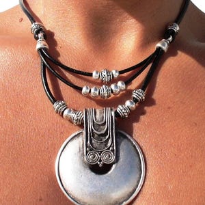 Collana spessa personalizzata a strati, con perline argentate e ciondolo • Gioielli neri personalizzati • Articoli più venduti, regalo per lei