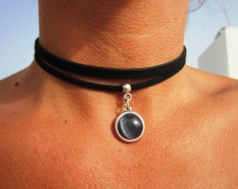Halsband med silverpärlor i läder och svart berlock • Handgjorda personliga smycken, välj din berlock