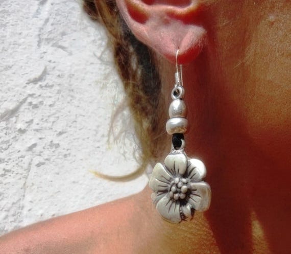 daisy flower charm dangle earrings, Women earrings, drop earrings, leather earrings, sterling silver earrings, stud earrings, Pesonalized