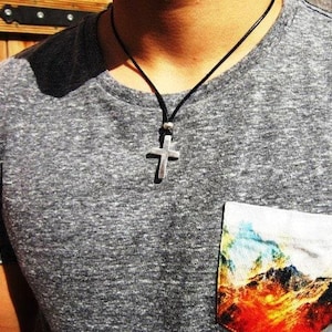 Collier croix crucifix, collier pour homme, collier avec pendentif en cuir, cadeau fait main pour lui, bijoux personnalisés par Kekugi