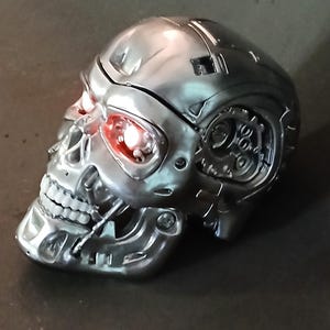 Cabeza inspirada en el Terminator T-800, calavera de Terminator con ojos LED, calavera de Halloween