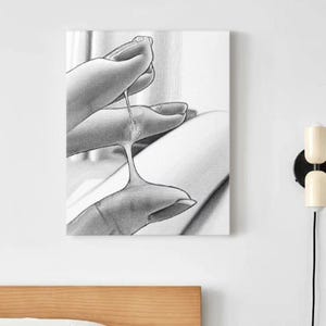 Può includere: Stampa artistica di schizzo a matita in bianco e nero. L'opera raffigura una mano con un liquido che gocciola dalle dita. Lo stile ricorda un disegno dettagliato.