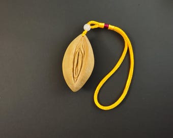 Wood Carved Vulva Keychain Charm – Female Body Art Accessory, Sensual Decor, Unique Pendant