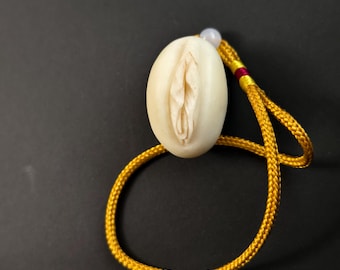 Carved Vegetable Ivory Wood Vulva Charm – Artistic Female Body Bag Ornament, Unique Accessory