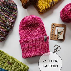 Può includere: Schema di lavoro a maglia per un berretto. Lo schema include cinque diverse varianti di colore: giallo senape, marrone, verde acqua, verde e rosa. Lo schema include anche un piccolo calibro in legno e un paio di forbici.