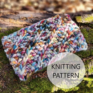 Może przedstawiać: Kolorowa dzianinowa opaska na głowę z wielokolorowej przędzy. Opaska leży na porośniętym mchem pniu drzewa. "Knitting Pattern" jest napisane białym kolorem na białym kole.