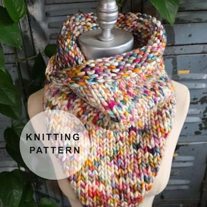Könnte beinhalten: Ein grob gestrickter Schal in leuchtenden Farben, darunter Rosa, Gelb, Blau und Weiß. Der Text "KNITTING PATTERN" ist auf dem Bild zu sehen. Der Schal wird auf einer Schaufensterpuppe präsentiert.