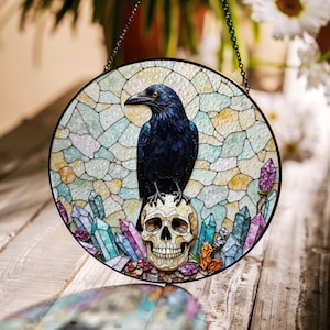 Corbeau sur le crâne avec un cadeau attrape-soleil en verre teinté gothique pour les amateurs d&#39;art fantastique
