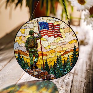 Soldaat met Amerikaanse vlag glas-in-lood zonnevanger patriottische woondecoratie Fourth of July-cadeau voor veteraan of militaire vader
