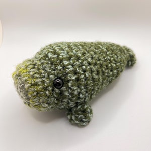Peluche de manatí musgoso tejido a crochet hecho a mano