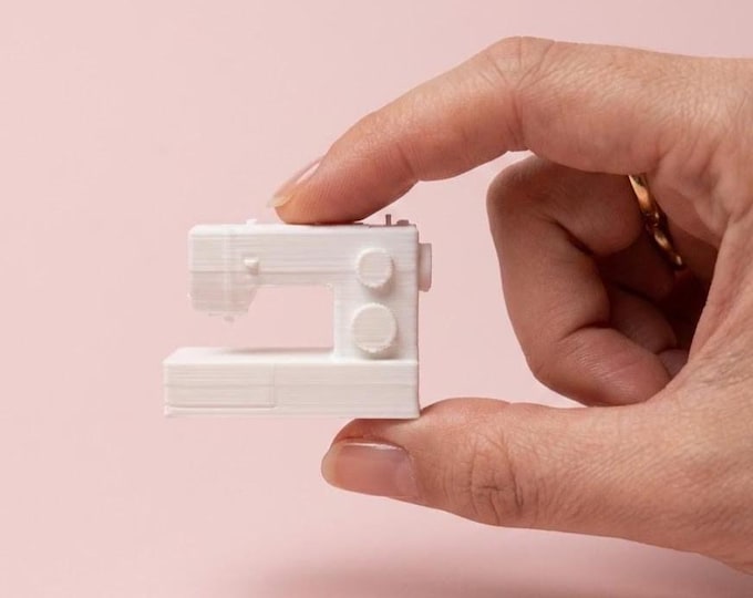 1:12 Scale Dollhouse Sewing Machine – Mini Craft Room Accessory – Unpainted 3D Printed Miniature