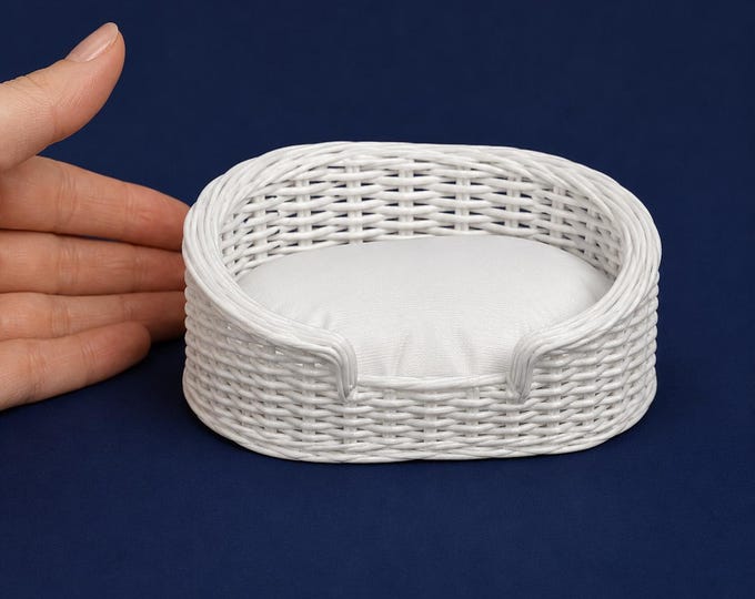 Miniature Wicker Pet Bed – 1:12 Scale Dollhouse Accessory, Unpainted 3D Print