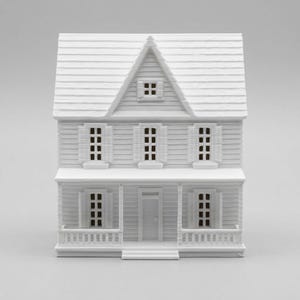 Può includere: Una casa bianca in miniatura con portico, persiane e tetto a capanna. La casa ha due piani e una piccola porta d'ingresso. Il tetto ha una struttura a scandole. La casa è un modello o una decorazione.