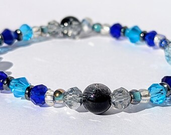 Pulsera elástica hecha a mano con cuentas de vidrio de cobalto y plata.