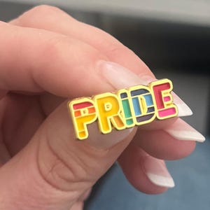 プライドエナメルピン〜誇り高きバッジ〜LGBTQ+〜味方としてあなたのサポートを示し、愛、包括性、多様性を祝福しましょう - 安全な人〜味方