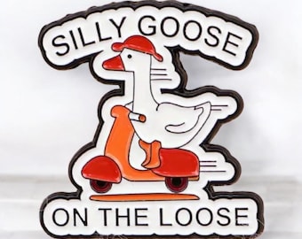 Spilla smaltata divertente ~ Risvolto ~ Distintivo ~ "Oca in libertà" - Accessorio per giacche, borse, vestiti ~ Spilla della serie Silly Goose - Regalo divertente