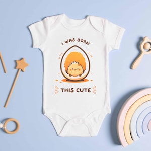 Sztuka ścienna z kurczakiem do druku, projekt koszulki sublimacyjnej, clipart karty plakatowej, kawaii słodki cytat wielkanocne jajko wykluwające się PNG JPG PDF do pobrania