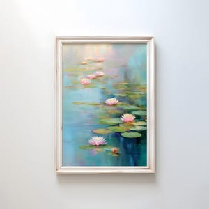 Puede incluir: Pintura enmarcada de una serena escena acuática con nenúfares rosas y hojas de nenúfar verdes flotando en el agua. El agua tiene tonos azules y turquesas, y la pintura está en un marco blanco.
